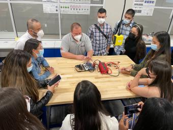 Students tour the geomakerspace