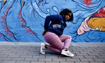 Portrait of Le’Toya Garland ’04 in front of mural