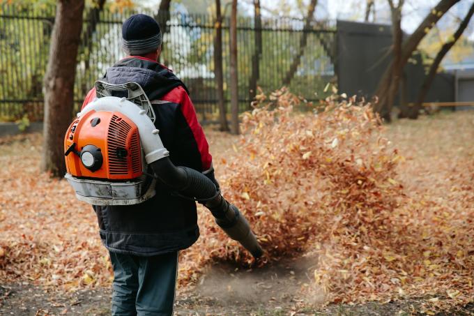 undergraduate-students-tackle-a-big-pollution-problem-gas-powered-leaf