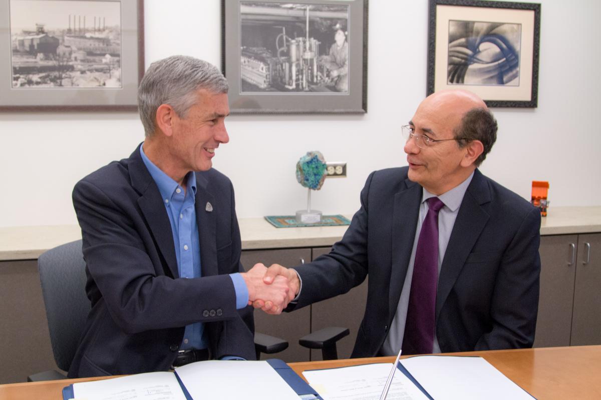 Colorado School of Mines President Paul C. Johnson and GERENS President Armando Gallegos Monteagudo shake hands after signing the MOU.